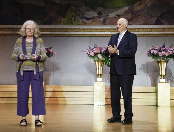 Karen Uhlenbeck mottar Abelprisen 2019 av Kong Harald