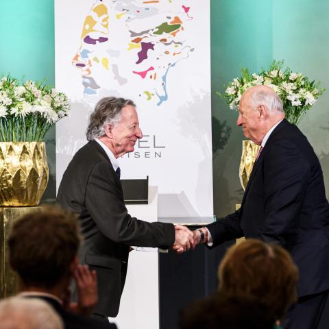 Abel Prize laureate Dennis Sullivan receives the Abel Prize from His Majesty, King Harald of Norway. 