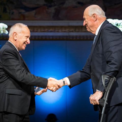 His Majesty King Harald V presents the 2023 Abel Prize to Luis Caffarelli. Photo: Alf Simensen - NTB/The Abel Prize