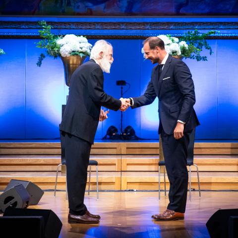 Michel Talagrand receives the 2024 Abel Prize from His Royal Highness Crown Prince Haakon at the University Aula, 21. May