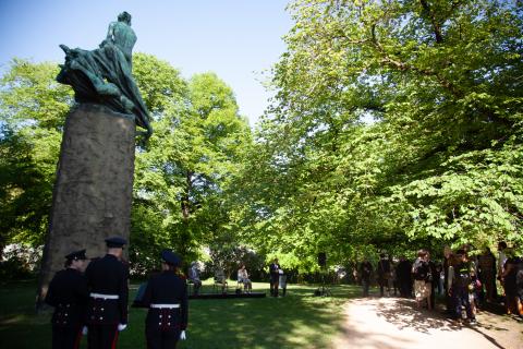 Abelmonumentet i Slottsparken med publikum og musikanter.