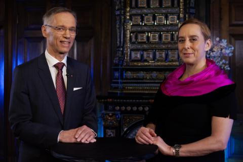 Professor Helge Holden og journalist Timandra Harkness. Holden er en eldre herremann som har på seg dress og slips. Timandra Harkness er en dame i svart kjole og rosa silkeaktig skjerf.